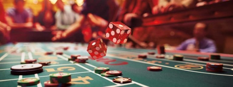Vebet ဘင်ဂိုကစားနည်း — ဘင်ဂိုကတ်နှင့် နံပါတ်ဘောလုံးများ ကြေညာနေသောမြင်ကွင်း